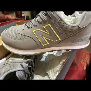 WOMEN’S NEW BALANCE 574 OUTER GLOW EDITION✨ LIKE NEW!